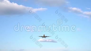 现代大飞机在蓝天上飞翔。 背景中的白云.. 4K